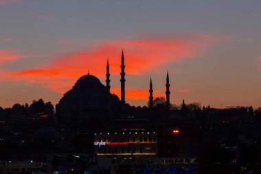 Günbatımı İstanbul, Türkiye 'de Süleyman Camii (Osmanlı İmparatorluğu Camii) ile birlikte. İstanbul 'daki Galata Köprüsü' nden görüntü.