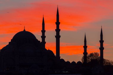 Günbatımı İstanbul, Türkiye 'de Süleyman Camii (Osmanlı İmparatorluğu Camii) ile birlikte. İstanbul 'daki Galata Köprüsü' nden görüntü.