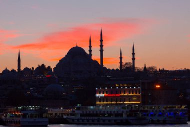 Günbatımı İstanbul, Türkiye 'de Süleyman Camii (Osmanlı İmparatorluğu Camii) ile birlikte. İstanbul 'daki Galata Köprüsü' nden görüntü.