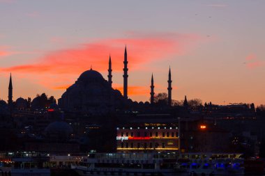 Günbatımı İstanbul, Türkiye 'de Süleyman Camii (Osmanlı İmparatorluğu Camii) ile birlikte. İstanbul 'daki Galata Köprüsü' nden görüntü.