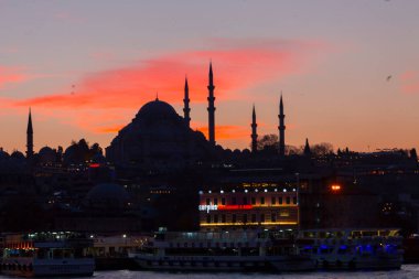 Günbatımı İstanbul, Türkiye 'de Süleyman Camii (Osmanlı İmparatorluğu Camii) ile birlikte. İstanbul 'daki Galata Köprüsü' nden görüntü.