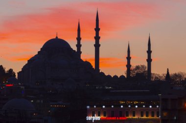 Günbatımı İstanbul, Türkiye 'de Süleyman Camii (Osmanlı İmparatorluğu Camii) ile birlikte. İstanbul 'daki Galata Köprüsü' nden görüntü.