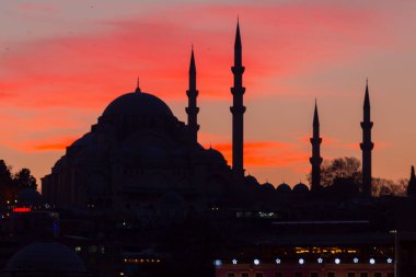 Günbatımı İstanbul, Türkiye 'de Süleyman Camii (Osmanlı İmparatorluğu Camii) ile birlikte. İstanbul 'daki Galata Köprüsü' nden görüntü.