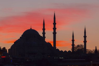 Günbatımı İstanbul, Türkiye 'de Süleyman Camii (Osmanlı İmparatorluğu Camii) ile birlikte. İstanbul 'daki Galata Köprüsü' nden görüntü.