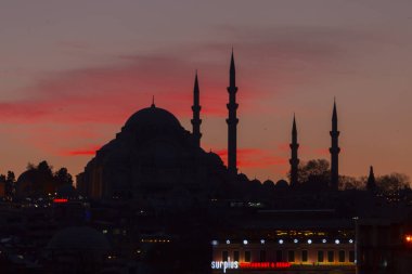 Günbatımı İstanbul, Türkiye 'de Süleyman Camii (Osmanlı İmparatorluğu Camii) ile birlikte. İstanbul 'daki Galata Köprüsü' nden görüntü.