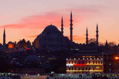 Günbatımı İstanbul, Türkiye 'de Süleyman Camii (Osmanlı İmparatorluğu Camii) ile birlikte. İstanbul 'daki Galata Köprüsü' nden görüntü.