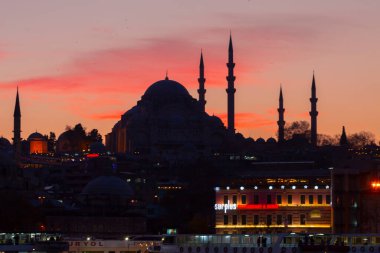 Günbatımı İstanbul, Türkiye 'de Süleyman Camii (Osmanlı İmparatorluğu Camii) ile birlikte. İstanbul 'daki Galata Köprüsü' nden görüntü.