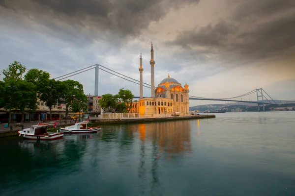 İstanbul. İstanbul 'da güneş doğarken Ortakoy Camii ile Boğaz Köprüsü' nün görüntüsü.