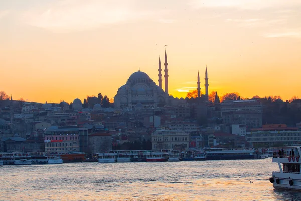 Günbatımı İstanbul, Türkiye 'de Süleyman Camii (Osmanlı İmparatorluğu Camii) ile birlikte. İstanbul 'daki Galata Köprüsü' nden görüntü.