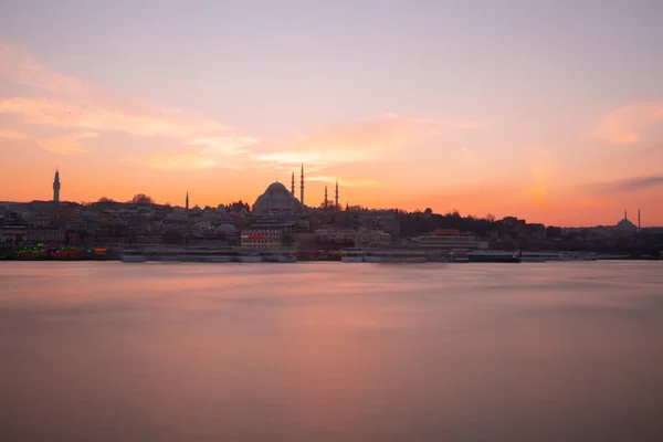 トルコのイスタンブールでは スレイマニエ モスク オスマン帝国のモスク があります イスタンブールのガラタ橋からの眺め — ストック写真
