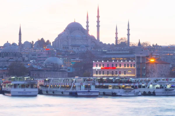 Günbatımı İstanbul, Türkiye 'de Süleyman Camii (Osmanlı İmparatorluğu Camii) ile birlikte. İstanbul 'daki Galata Köprüsü' nden görüntü.