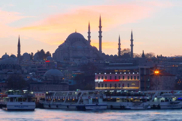 Günbatımı İstanbul, Türkiye 'de Süleyman Camii (Osmanlı İmparatorluğu Camii) ile birlikte. İstanbul 'daki Galata Köprüsü' nden görüntü.