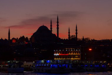 Günbatımı İstanbul, Türkiye 'de Süleyman Camii (Osmanlı İmparatorluğu Camii) ile birlikte. İstanbul 'daki Galata Köprüsü' nden görüntü.