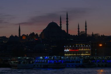 Günbatımı İstanbul, Türkiye 'de Süleyman Camii (Osmanlı İmparatorluğu Camii) ile birlikte. İstanbul 'daki Galata Köprüsü' nden görüntü.