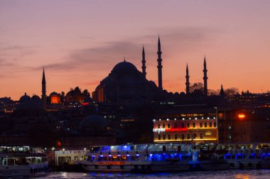 Günbatımı İstanbul, Türkiye 'de Süleyman Camii (Osmanlı İmparatorluğu Camii) ile birlikte. İstanbul 'daki Galata Köprüsü' nden görüntü.