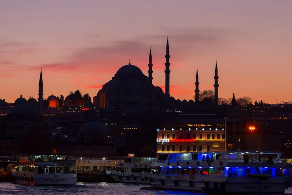 Günbatımı İstanbul, Türkiye 'de Süleyman Camii (Osmanlı İmparatorluğu Camii) ile birlikte. İstanbul 'daki Galata Köprüsü' nden görüntü.