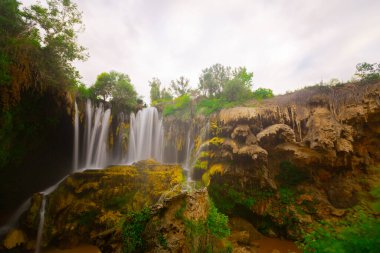 Yerkopru Şelalesi ve Göksu Nehri üzerindeki kanyon, Türkiye 'nin Doğu Akdeniz bölgesinde Konya ilinin Hadim ilçesinde yer almaktadır. Şelale doğa harikası. Nehir manzarası. kamp