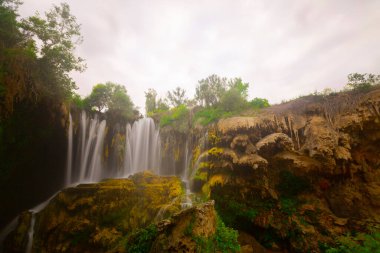 Yerkopru Şelalesi ve Göksu Nehri üzerindeki kanyon, Türkiye 'nin Doğu Akdeniz bölgesinde Konya ilinin Hadim ilçesinde yer almaktadır. Şelale doğa harikası. Nehir manzarası. kamp