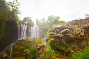 Yerkopru Şelalesi ve Göksu Nehri üzerindeki kanyon, Türkiye 'nin Doğu Akdeniz bölgesinde Konya ilinin Hadim ilçesinde yer almaktadır. Şelale doğa harikası. Nehir manzarası. kamp