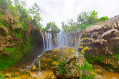 Yerkopru Şelalesi ve Göksu Nehri üzerindeki kanyon, Türkiye 'nin Doğu Akdeniz bölgesinde Konya ilinin Hadim ilçesinde yer almaktadır. Şelale doğa harikası. Nehir manzarası. kamp