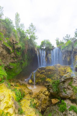 Yerkopru Şelalesi ve Göksu Nehri üzerindeki kanyon, Türkiye 'nin Doğu Akdeniz bölgesinde Konya ilinin Hadim ilçesinde yer almaktadır. Şelale doğa harikası. Nehir manzarası. kamp