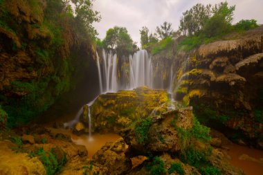 Yerkopru Şelalesi ve Göksu Nehri üzerindeki kanyon, Türkiye 'nin Doğu Akdeniz bölgesinde Konya ilinin Hadim ilçesinde yer almaktadır. Şelale doğa harikası. Nehir manzarası. kamp