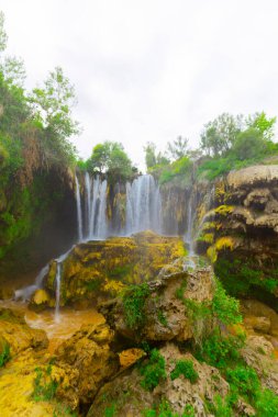 Yerkopru Şelalesi ve Göksu Nehri üzerindeki kanyon, Türkiye 'nin Doğu Akdeniz bölgesinde Konya ilinin Hadim ilçesinde yer almaktadır. Şelale doğa harikası. Nehir manzarası. kamp