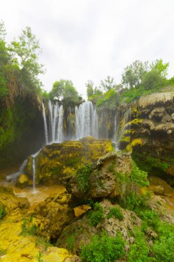 Yerkopru Şelalesi ve Göksu Nehri üzerindeki kanyon, Türkiye 'nin Doğu Akdeniz bölgesinde Konya ilinin Hadim ilçesinde yer almaktadır. Şelale doğa harikası. Nehir manzarası. kamp