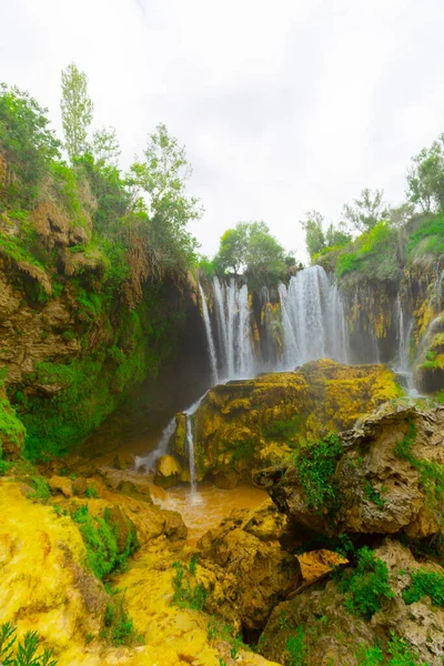 Yerkopru Şelalesi ve Göksu Nehri üzerindeki kanyon, Türkiye 'nin Doğu Akdeniz bölgesinde Konya ilinin Hadim ilçesinde yer almaktadır. Şelale doğa harikası. Nehir manzarası. kamp