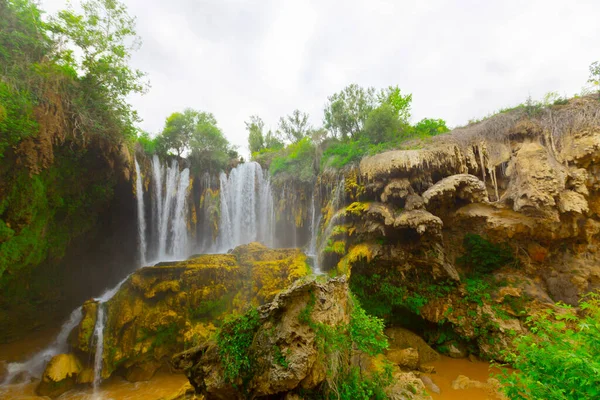 Yerkopru Şelalesi ve Göksu Nehri üzerindeki kanyon, Türkiye 'nin Doğu Akdeniz bölgesinde Konya ilinin Hadim ilçesinde yer almaktadır. Şelale doğa harikası. Nehir manzarası. kamp