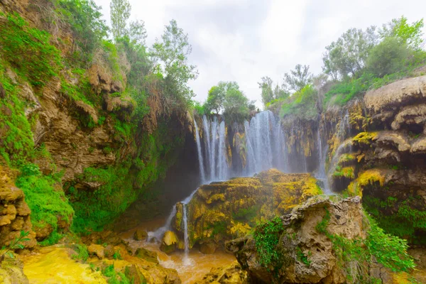 Yerkopru Şelalesi ve Göksu Nehri üzerindeki kanyon, Türkiye 'nin Doğu Akdeniz bölgesinde Konya ilinin Hadim ilçesinde yer almaktadır. Şelale doğa harikası. Nehir manzarası. kamp