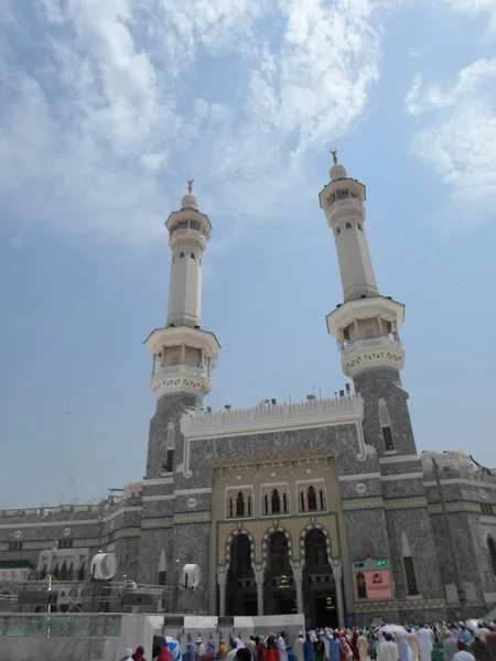 カアバ神殿 イスラム教徒の聖地のミナレットと壁 — ストック写真
