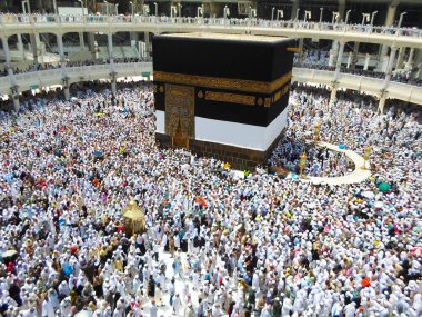 Mekke Suudi Arabistan. Müslüman insanlar kutsal bir yerde birlikte dua ediyorlar..