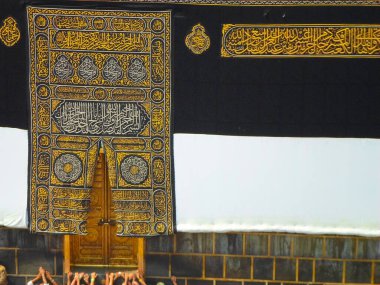 Mekke Suudi Arabistan. Müslüman insanlar kutsal bir yerde birlikte dua ediyorlar..