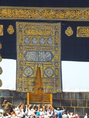 Mekke Suudi Arabistan. Müslüman insanlar kutsal bir yerde birlikte dua ediyorlar..