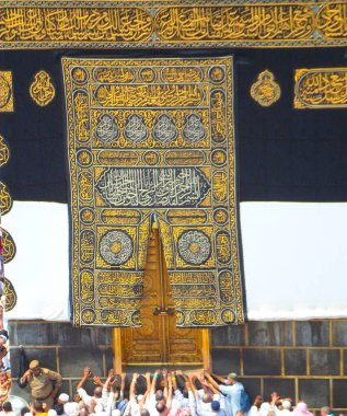 Mekke Suudi Arabistan. Müslüman insanlar kutsal bir yerde birlikte dua ediyorlar..