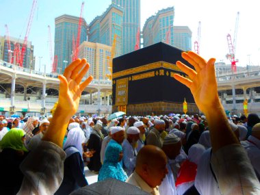 Mekke Suudi Arabistan. Müslüman insanlar kutsal bir yerde birlikte dua ediyorlar..