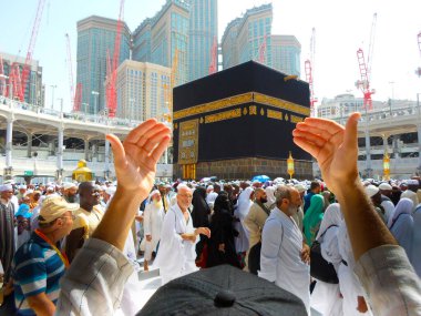 Mekke Suudi Arabistan. Müslüman insanlar kutsal bir yerde birlikte dua ediyorlar..