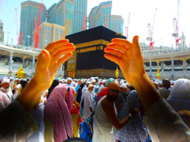 Mekke Suudi Arabistan. Müslüman insanlar kutsal bir yerde birlikte dua ediyorlar..