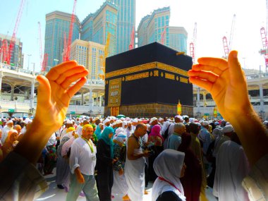 Mekke Suudi Arabistan. Müslüman insanlar kutsal bir yerde birlikte dua ediyorlar..