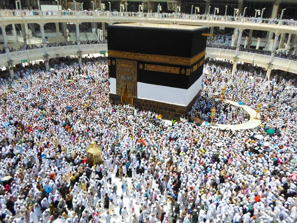 Mekke Suudi Arabistan. Müslüman insanlar kutsal bir yerde birlikte dua ediyorlar..