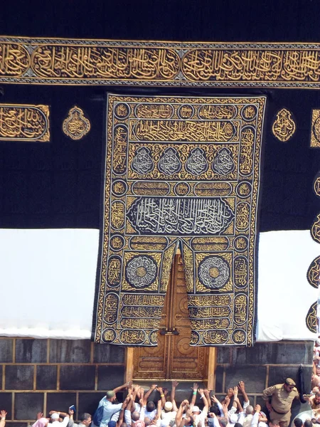 Mekke Suudi Arabistan. Müslüman insanlar kutsal bir yerde birlikte dua ediyorlar..