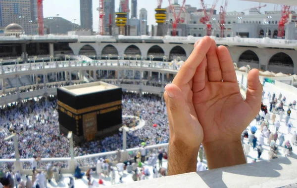サウジアラビアのメッカ 聖なる場所で一緒に祈るイスラム教徒 — ストック写真