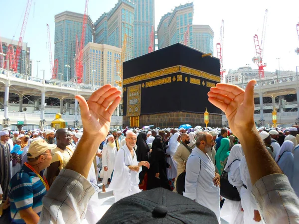 Mekke Suudi Arabistan. Müslüman insanlar kutsal bir yerde birlikte dua ediyorlar..