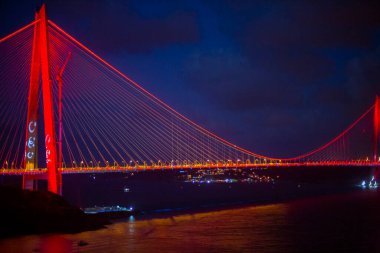 Yavuz Sultan Selim Köprüsü İstanbul, Türkiye 'de akşam aydınlığında. Poyraz 'dan 3. Boğaz Köprüsü gece görüşü