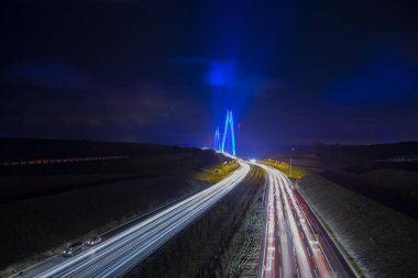Yavuz Sultan Selim Köprüsü İstanbul, Türkiye 'de akşam aydınlığında. Poyraz 'dan 3. Boğaz Köprüsü gece görüşü