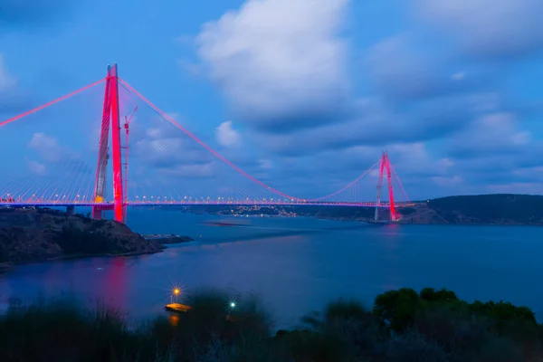 イスタンブールのヤヴズ スルタン セリム橋 夜の照明でトルコ ポヤラズからの第3ボスポラス橋の夜景 — ストック写真