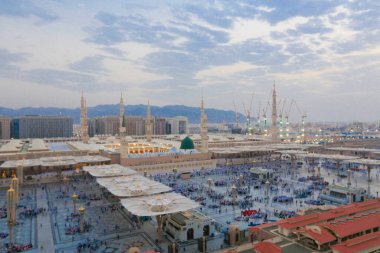İslam peygamberi Muhammed 'in Suudi Arabistan' daki Medine şehrinde kurduğu bir camii olan El-Medine el-Nabawi 'nin atmosferine..