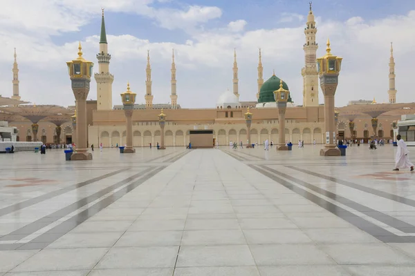 İslam peygamberi Muhammed 'in Suudi Arabistan' daki Medine şehrinde kurduğu bir camii olan El-Medine el-Nabawi 'nin atmosferine..