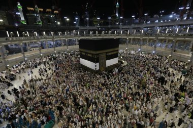 Umra ya da Hac zamanlarında Mekke 'deki Kutsal Kabe' nin etrafında Tawaf yapan bir grup insan Mescid-i Haram 'ın tepesinden bakıyor. Geceleri uzun pozlama